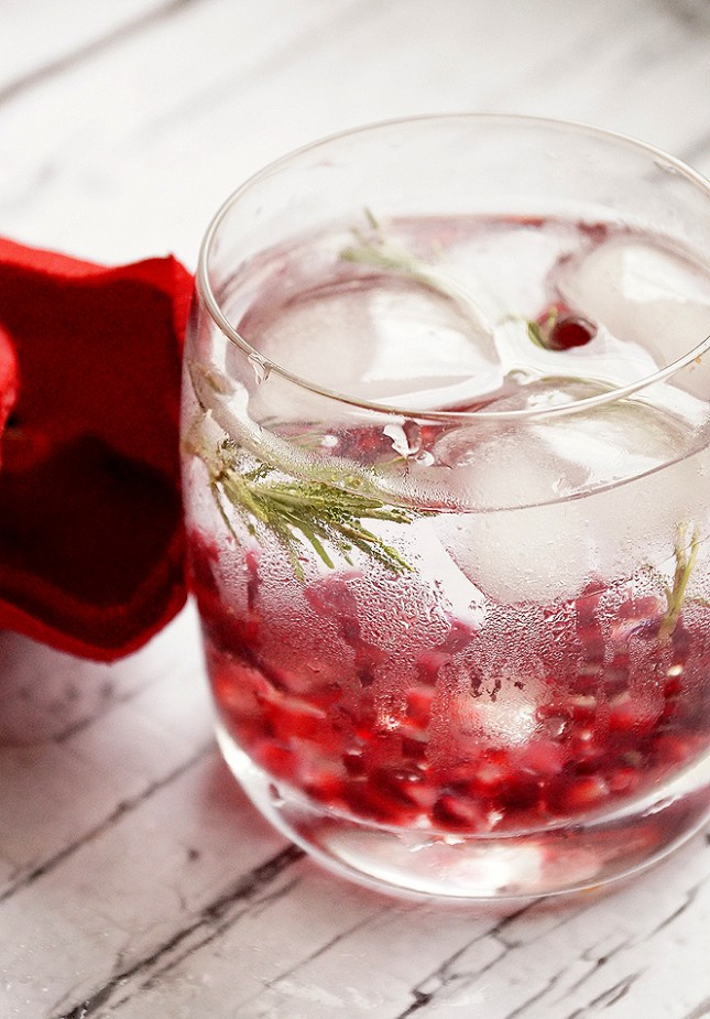 Pomegranate_Rosemary_Flavoured_Water_0101-645x925