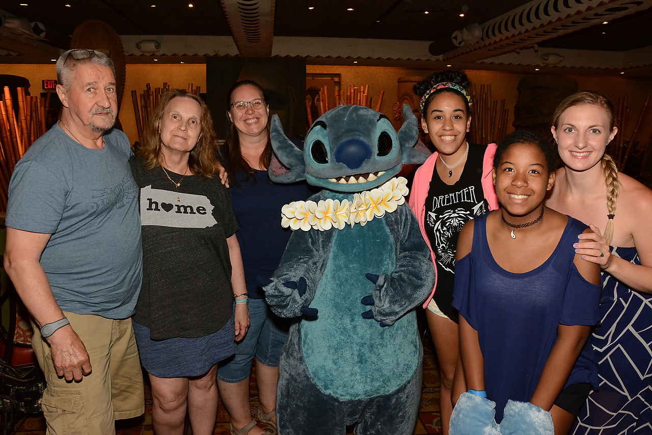 'Ohana Restaurant at Disney's Polynesian Resort | Character dining with Lilo and Stitch 