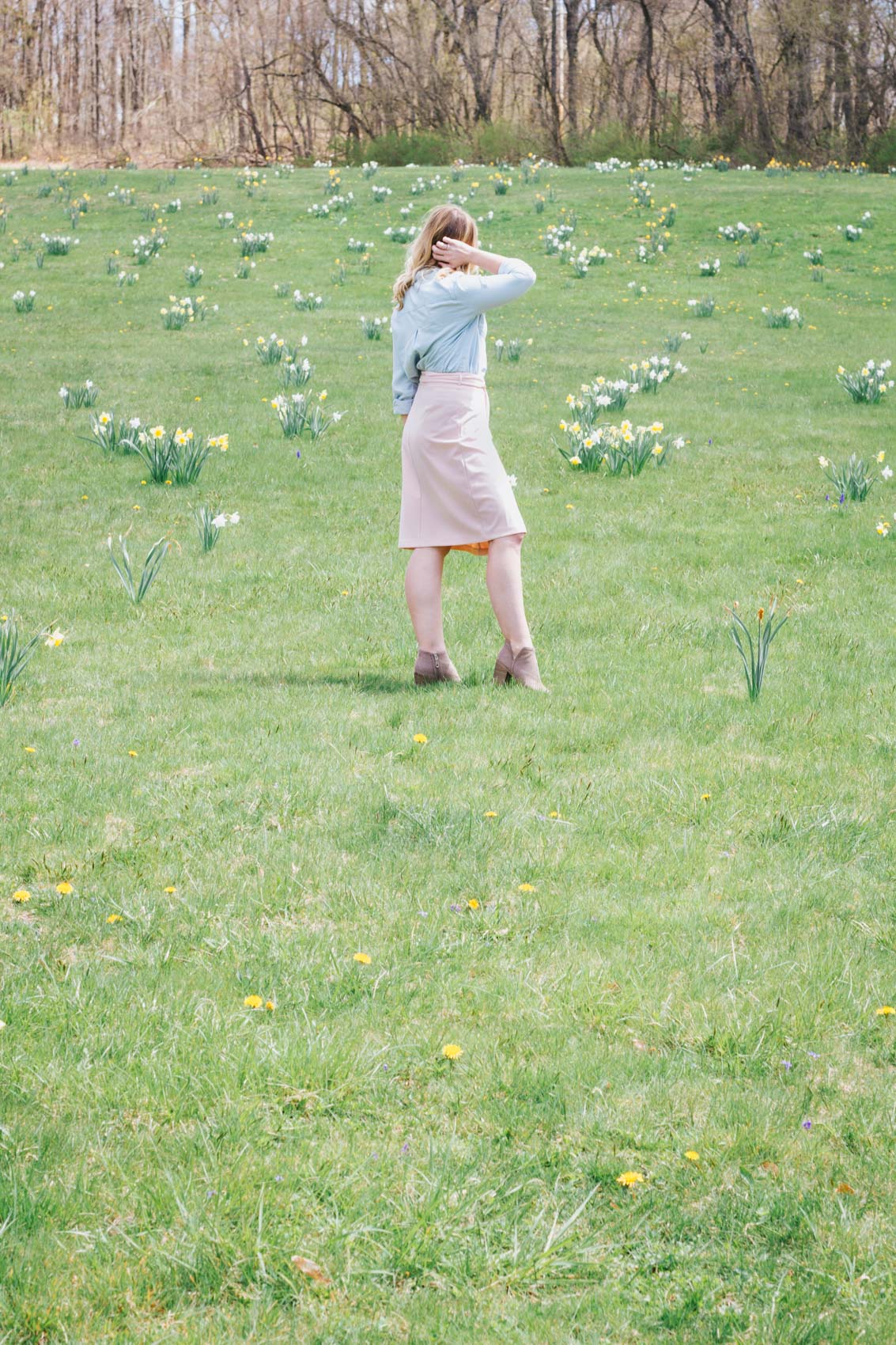 How many times have you noticed something you hadn't before at a location you've driven by ten thousand times? That's what happened recently when I discovered Daffodil Hill! It was so beautiful that I had to take photos there, and now this rose smoke skirt outfit is something that will always link me to this memory!