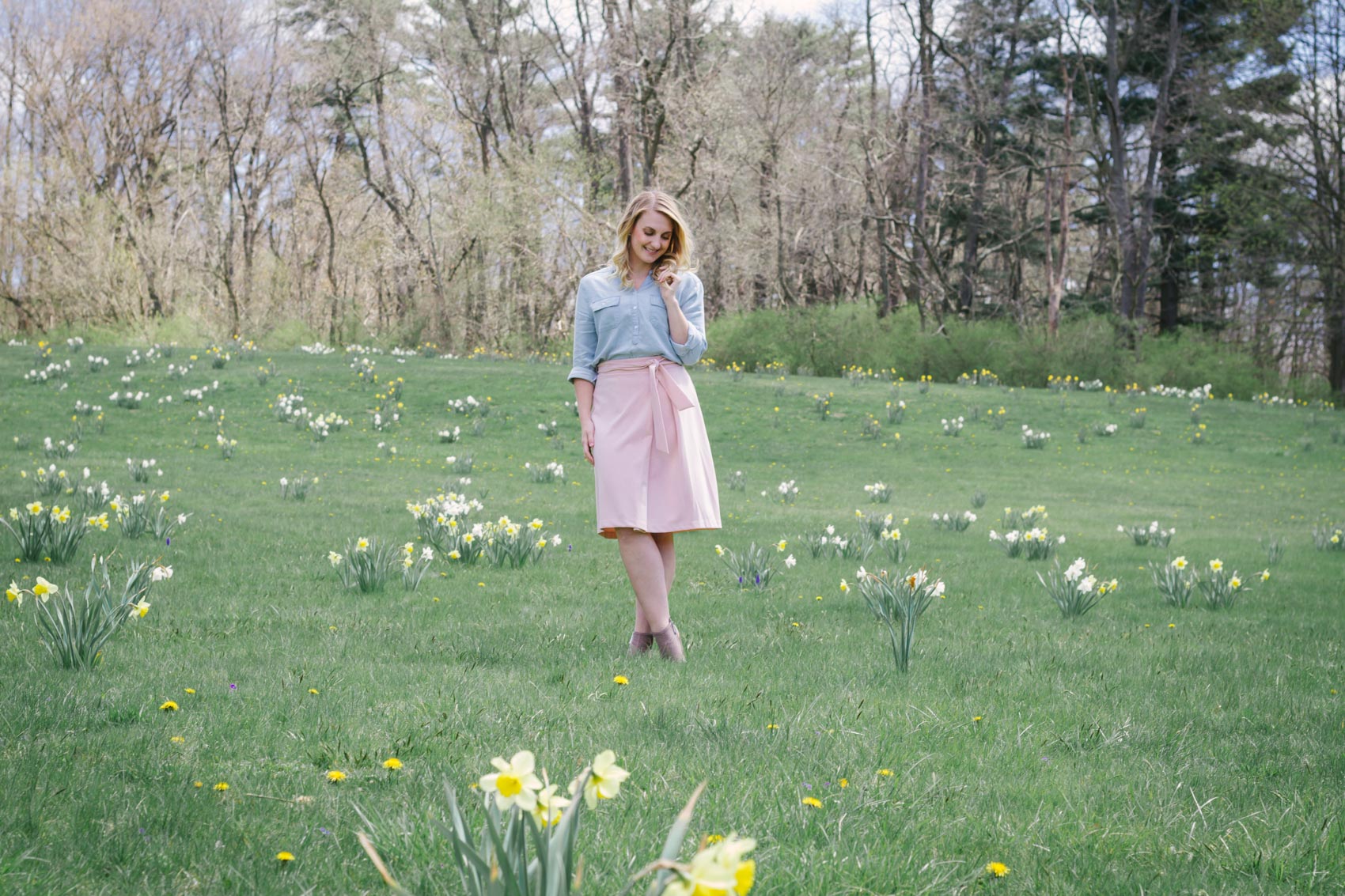 How many times have you noticed something you hadn't before at a location you've driven by ten thousand times? That's what happened recently when I discovered Daffodil Hill! It was so beautiful that I had to take photos there, and now this rose smoke skirt outfit is something that will always link me to this memory!