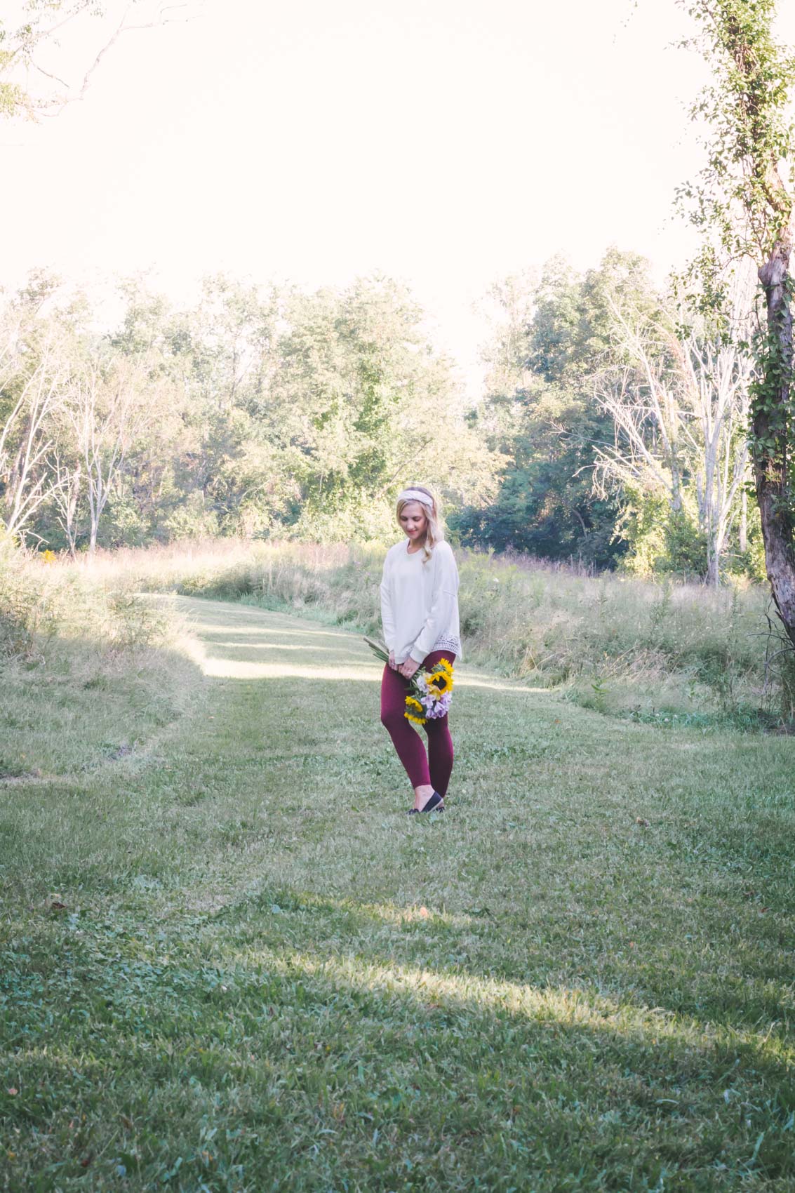 Lifestyle blogger, Allyn Lewis, explores Round Hill Park in Elizabeth, PA wearing a cozy fall outfit from Aerie (featuring the most comfortable leggings!).