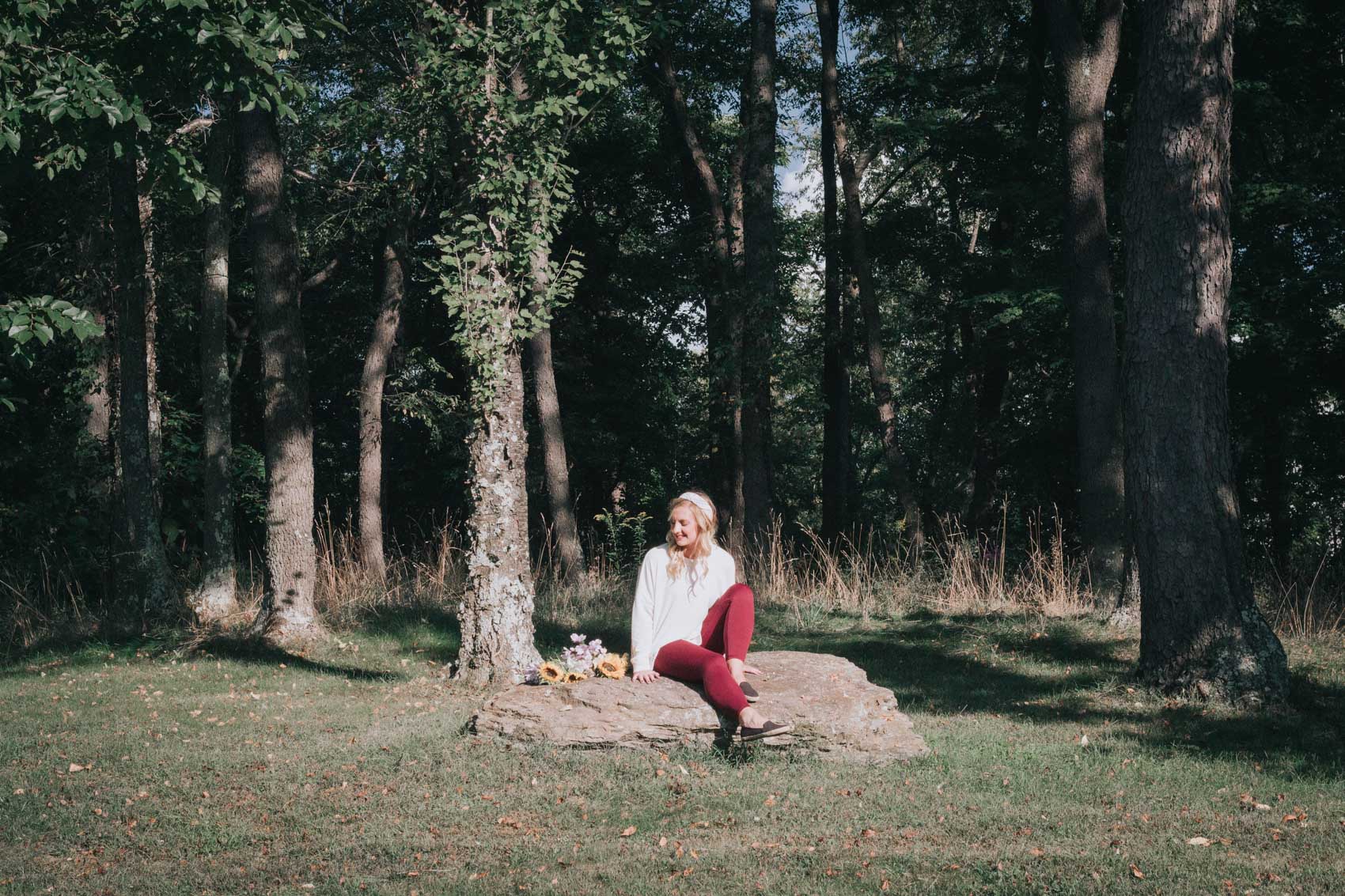 Lifestyle blogger, Allyn Lewis, explores Round Hill Park in Elizabeth, PA wearing a cozy fall outfit from Aerie (featuring the most comfortable leggings!).