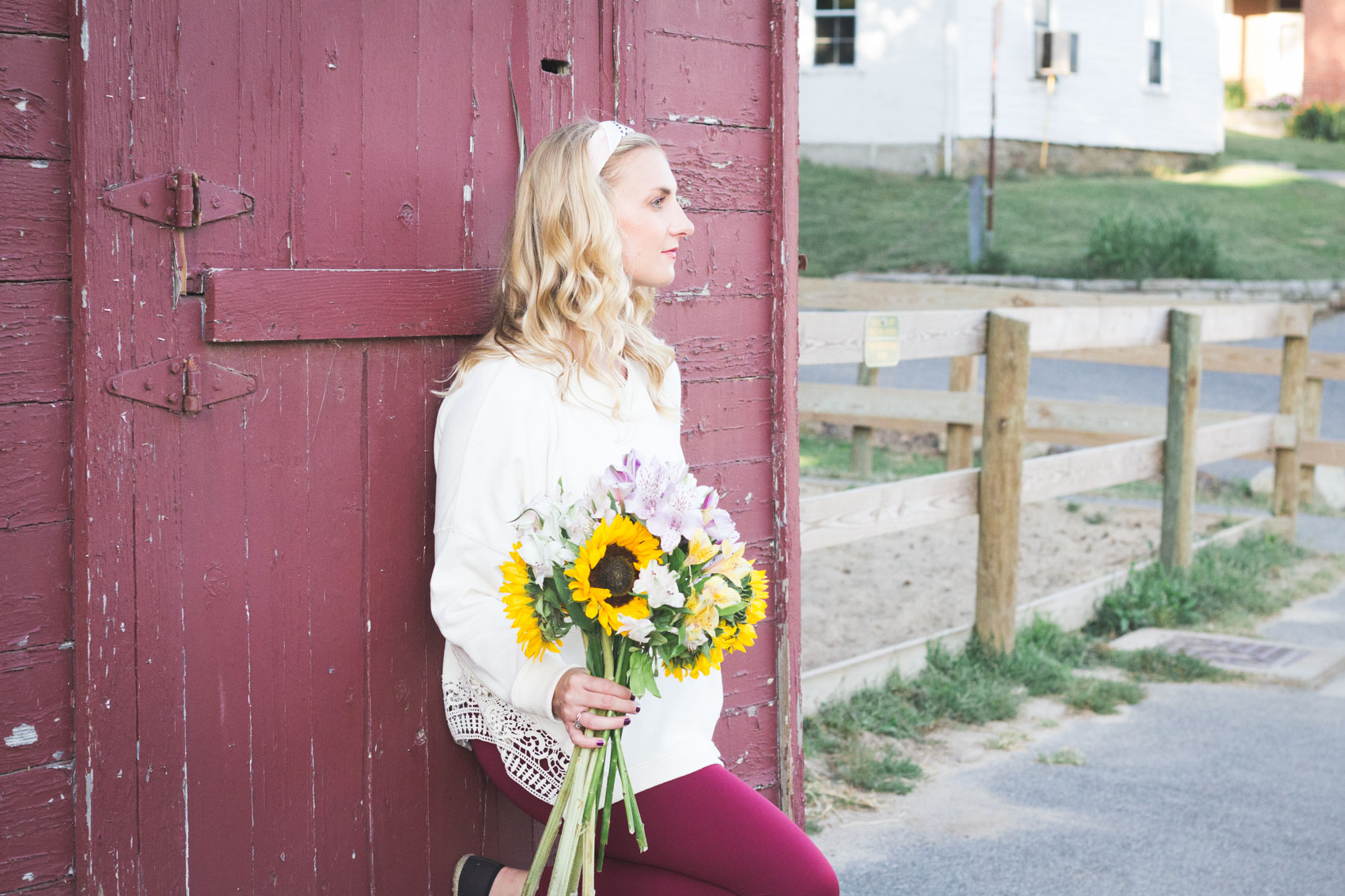 Lifestyle blogger, Allyn Lewis, explores Round Hill Park in Elizabeth, PA wearing a cozy fall outfit from Aerie (featuring the most comfortable leggings!).