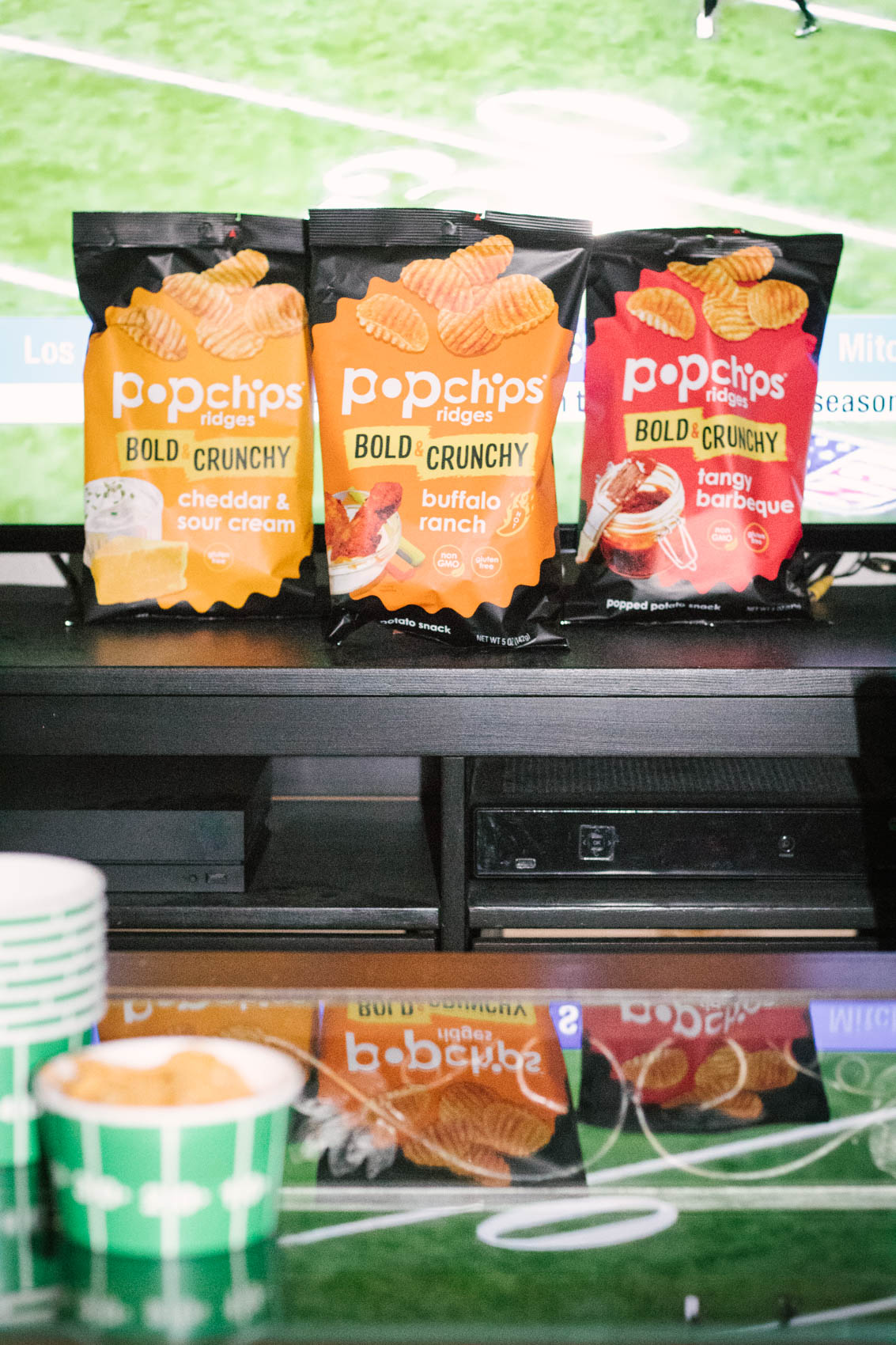 Snacks make me SO happy and while football isn't my favorite thing, I'll definitely show up for the food. Also known as gluten-free bags of goodness, popchips are a great pick for when you're deciding on ideas for Super Bowl snacks!