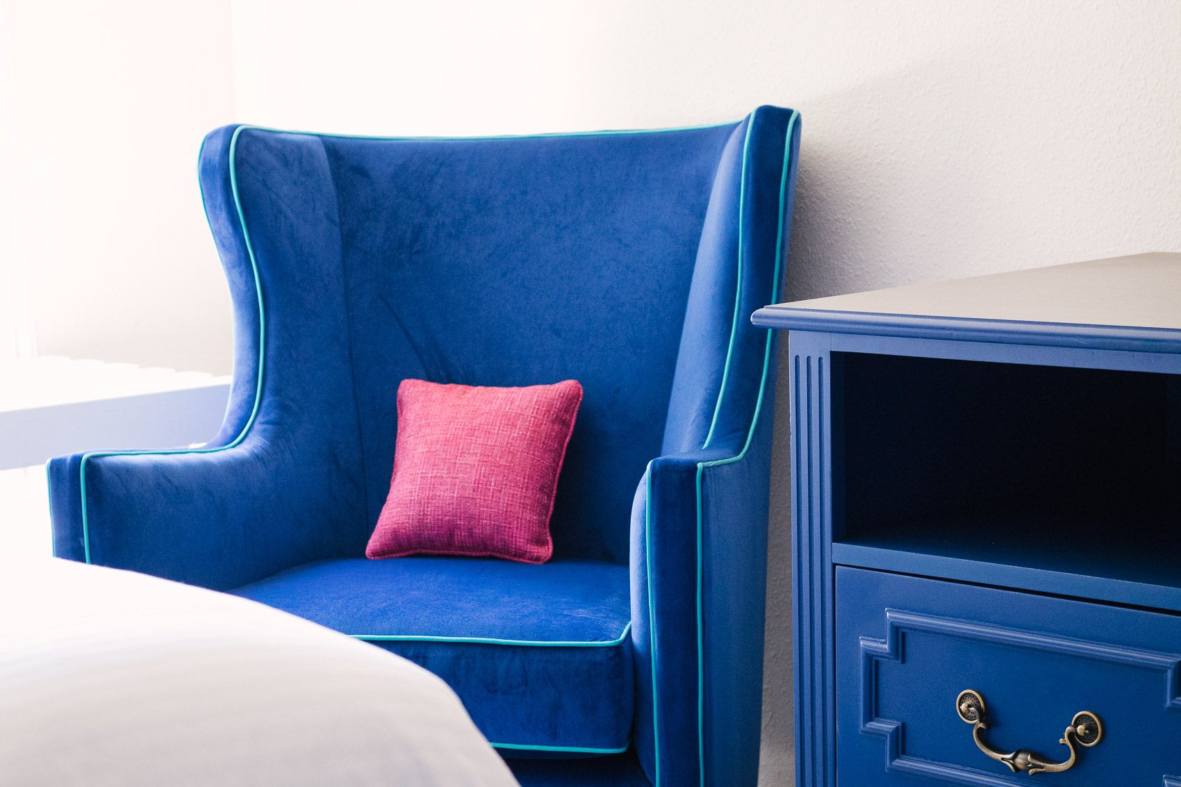 Where to stay in Mount Pleasant, SC: Hotel Indigo - a pet-friendly boutique hotel reflecting the elegant, hip, beachy atmosphere of this sunny oceanfront Charleston suburb. | Travel Blogger | Blue Velvet Chair Decor 