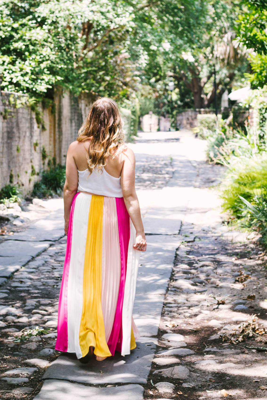 Fashion blogger Allyn Lewis styles a color blocked pleated maxi skirt for a day exploring Charleston, SC. | How to style a pleated maxi skirt | summer outfit inspiration 