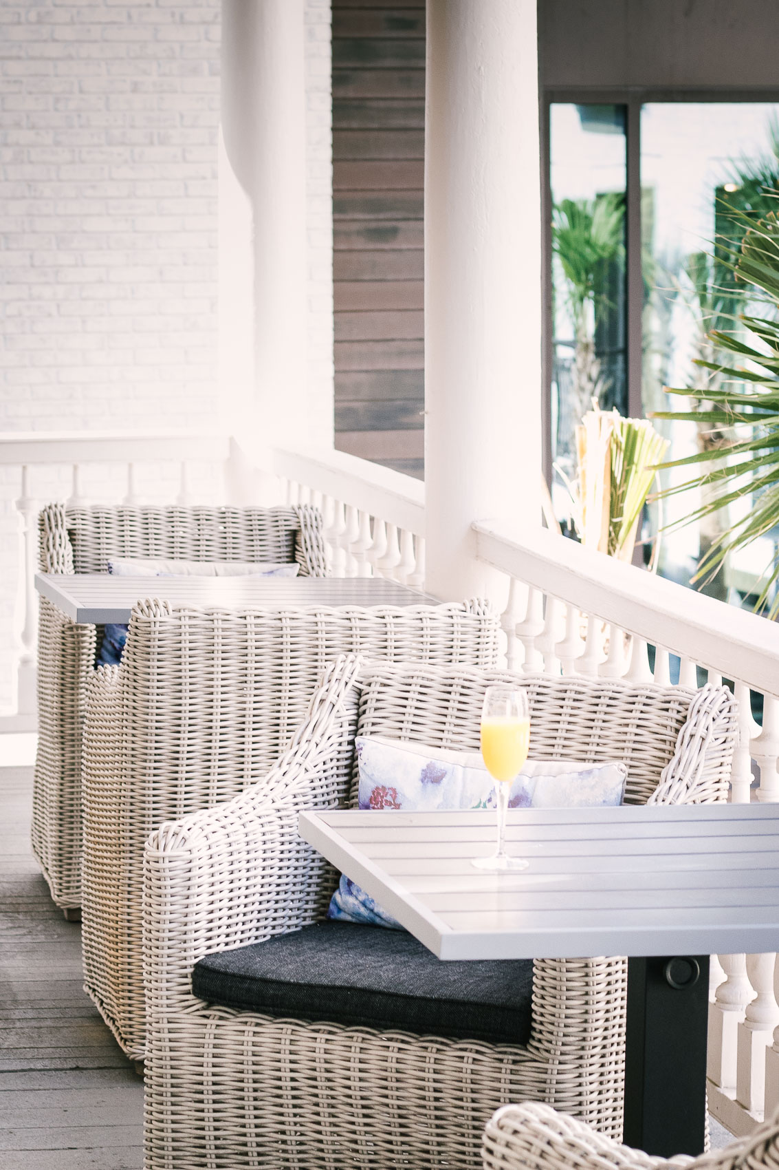 If you're thinking about where to stay in Charleston, SC, I cannot recommend Hotel Bella Grace enough. In this post, I'm recapping the amenities, decor, location, and breakfast at this boutique hotel that I loved so so much during my recent stay.