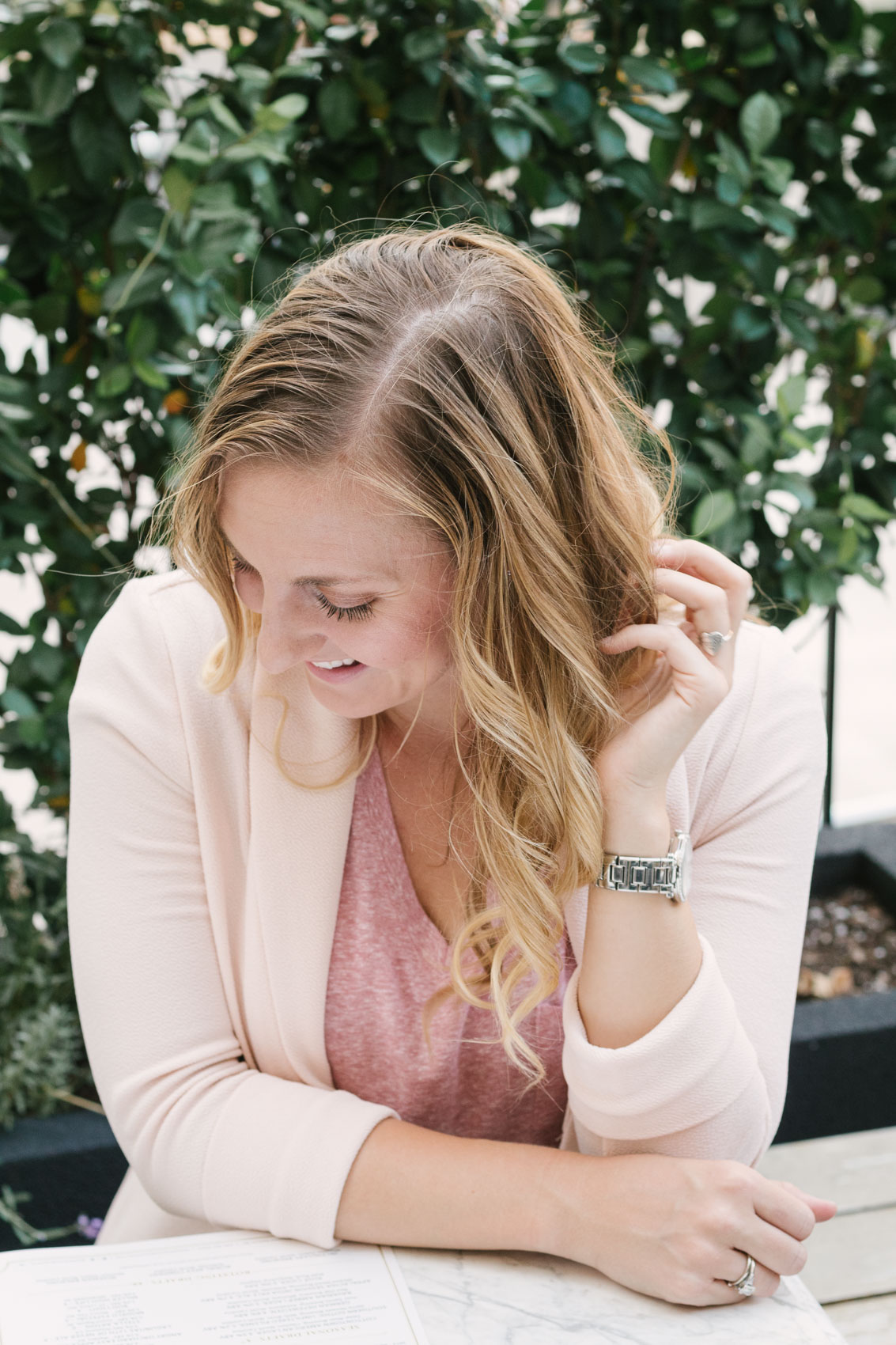 Allyn Lewis of The Gem styles a long blush pink Frenchmauve blazer from Stitch Fix with a t-shirt for a classy, casual outfit. 