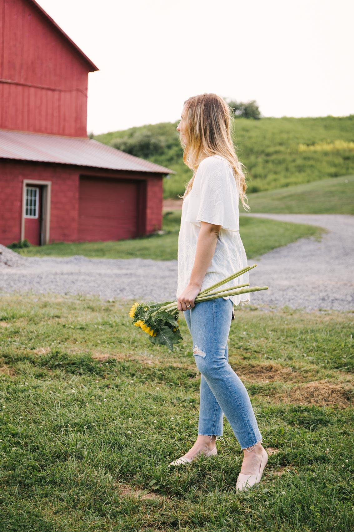 Flowy white top with Madewell vintage jeans outfit at the Red Barn Inn | Deep Creek Lake Maryland | The Best Place to Stay in Deep Creek Maryland