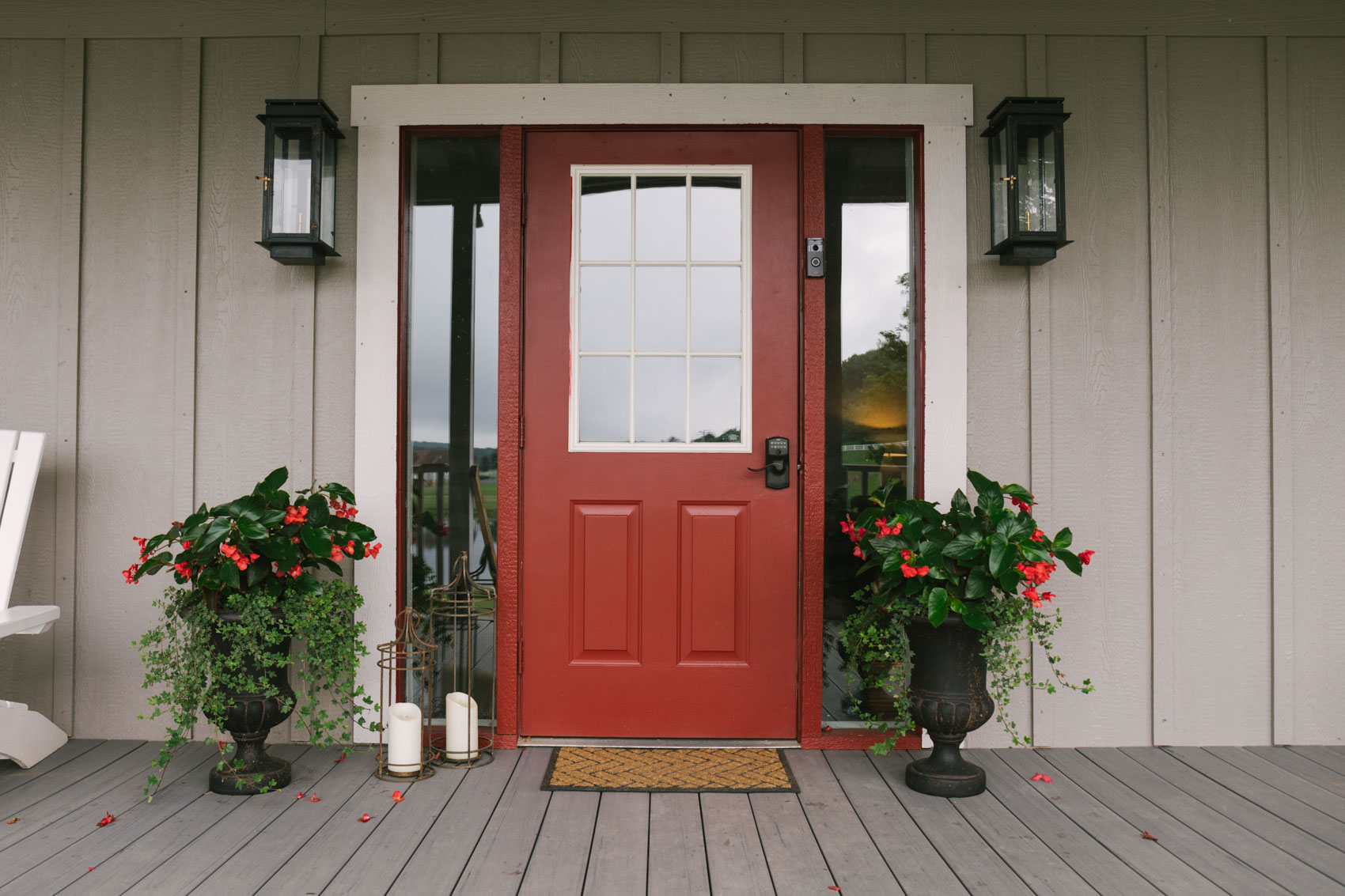 Red front door at the Red Barn Inn | Deep Creek Lake Maryland | Farmhouse decor | Porch Ideas 