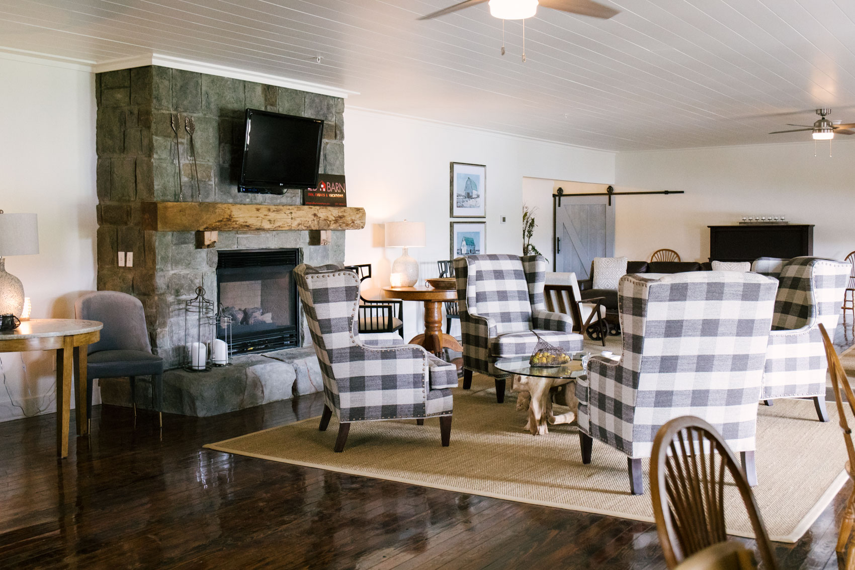 rustic and modern decor at the Red Barn Inn | The Best Place to Stay in Deep Creek Maryland 