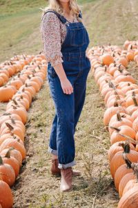 How to wear overalls | Levi's denim overalls | overalls outfit | pumpkin patch photoshoot