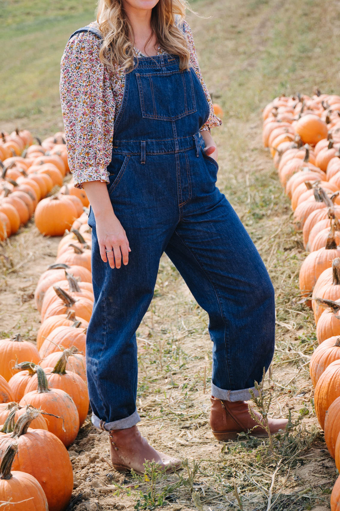 pumpkin patch photoshoot outfit idea with overalls | how to wear overalls