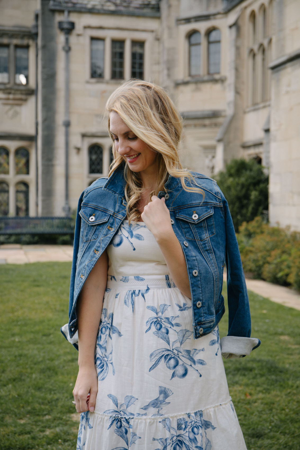 This is the BEST denim jacket for women. It has such a flattering cut, just the right amount of stretch, and thoughtful details. #denimjacketoutfits